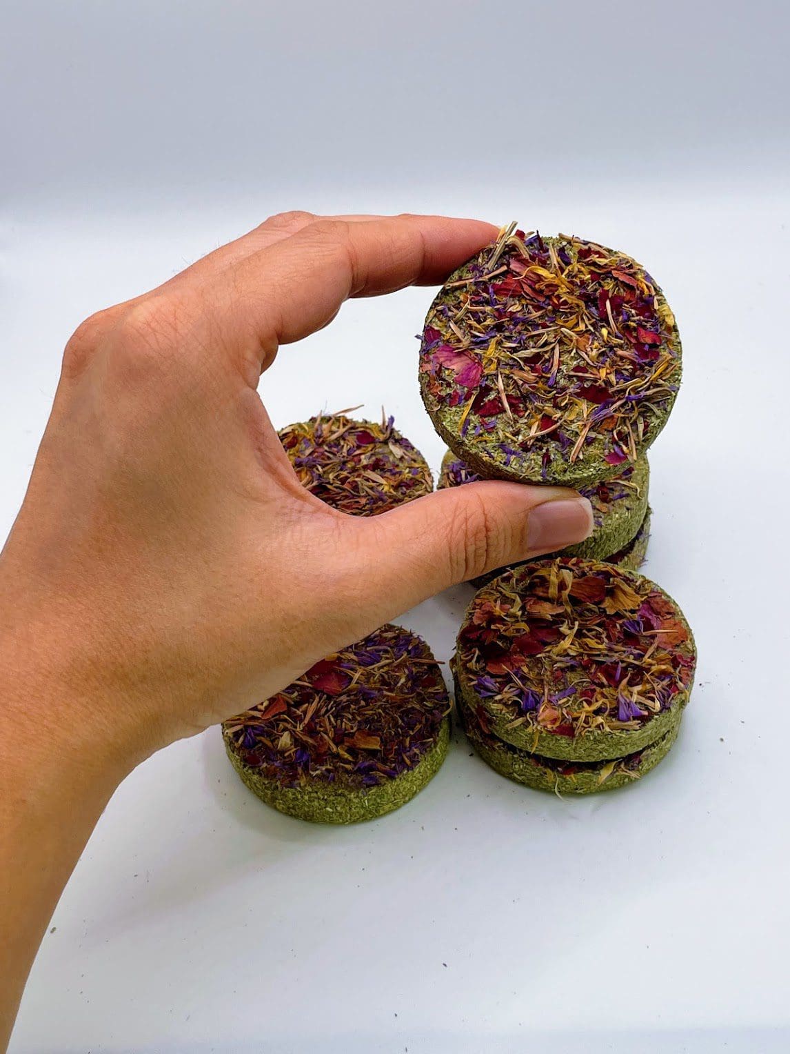 Timothy Hay Floral Grass Biscuit Treat With Petals Treat For Rabbits, Hamsters, Guinea Pigs, Chinchillas & Small Rodents
