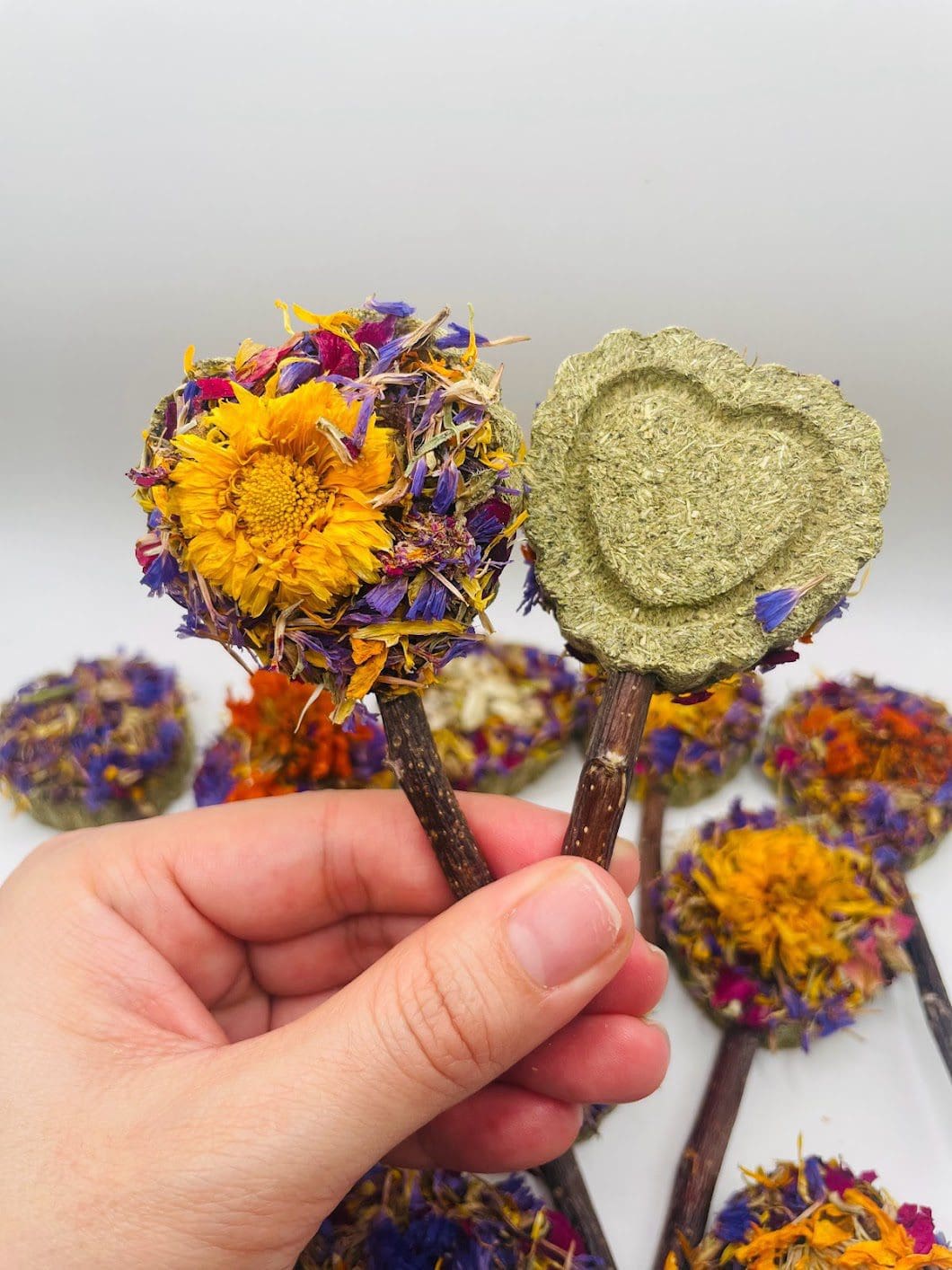Heart-Shaped Hay Grass Lollipop With Petals Forage Treat for Rabbit, Hamsters, Guinea Pigs, Chinchillas & Small Animals