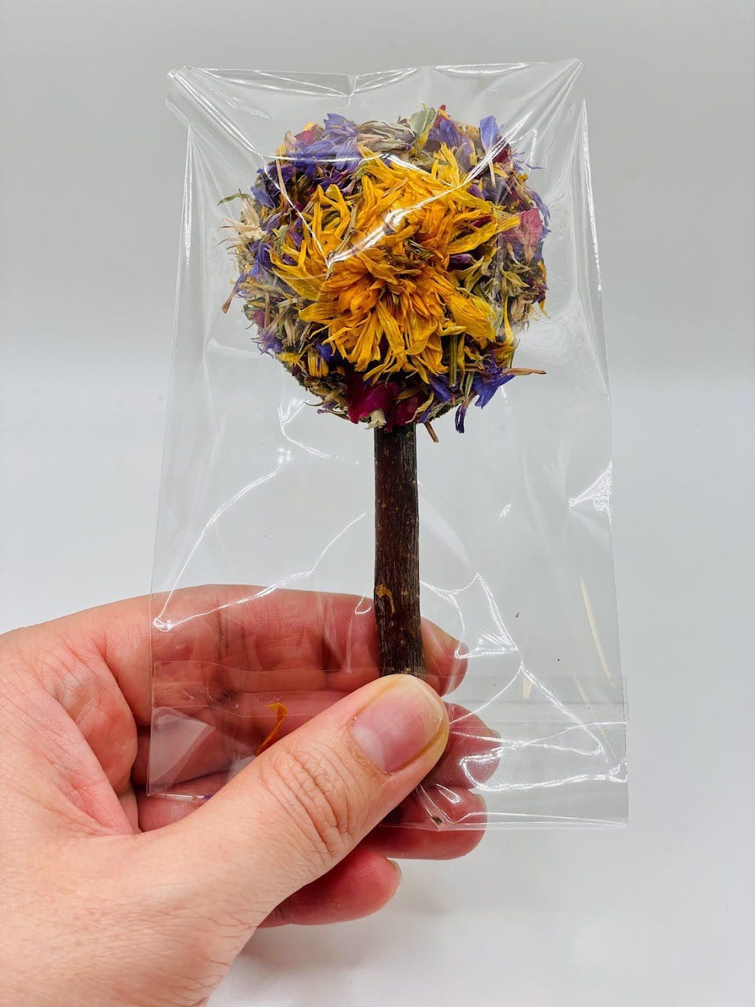 Heart-Shaped Hay Grass Lollipop With Petals Forage Treat for Rabbit, Hamsters, Guinea Pigs, Chinchillas & Small Animals