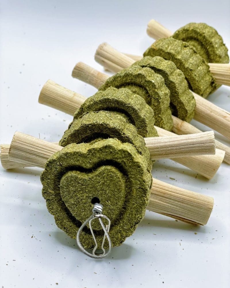 Timothy Hay Hanging Heart-Shaped Cake and Bamboo Sticks Treat For Rabbit, Hamsters, Guinea Pigs, Chinchillas & Small Rodents