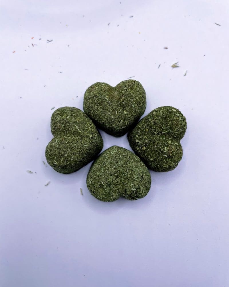 Mini Heart Timothy Hay Rabbit Treat. Also suitable for Chinchillas, Hamsters, Guinea Pig, and Small Animals