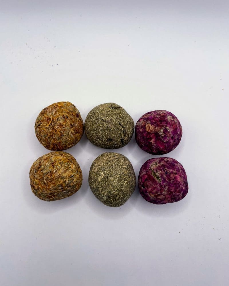 Timothy Hay Floral Grass Ball Treat For Rabbit, Hamsters, Guinea Pigs, Chinchillas and Small Rodents.